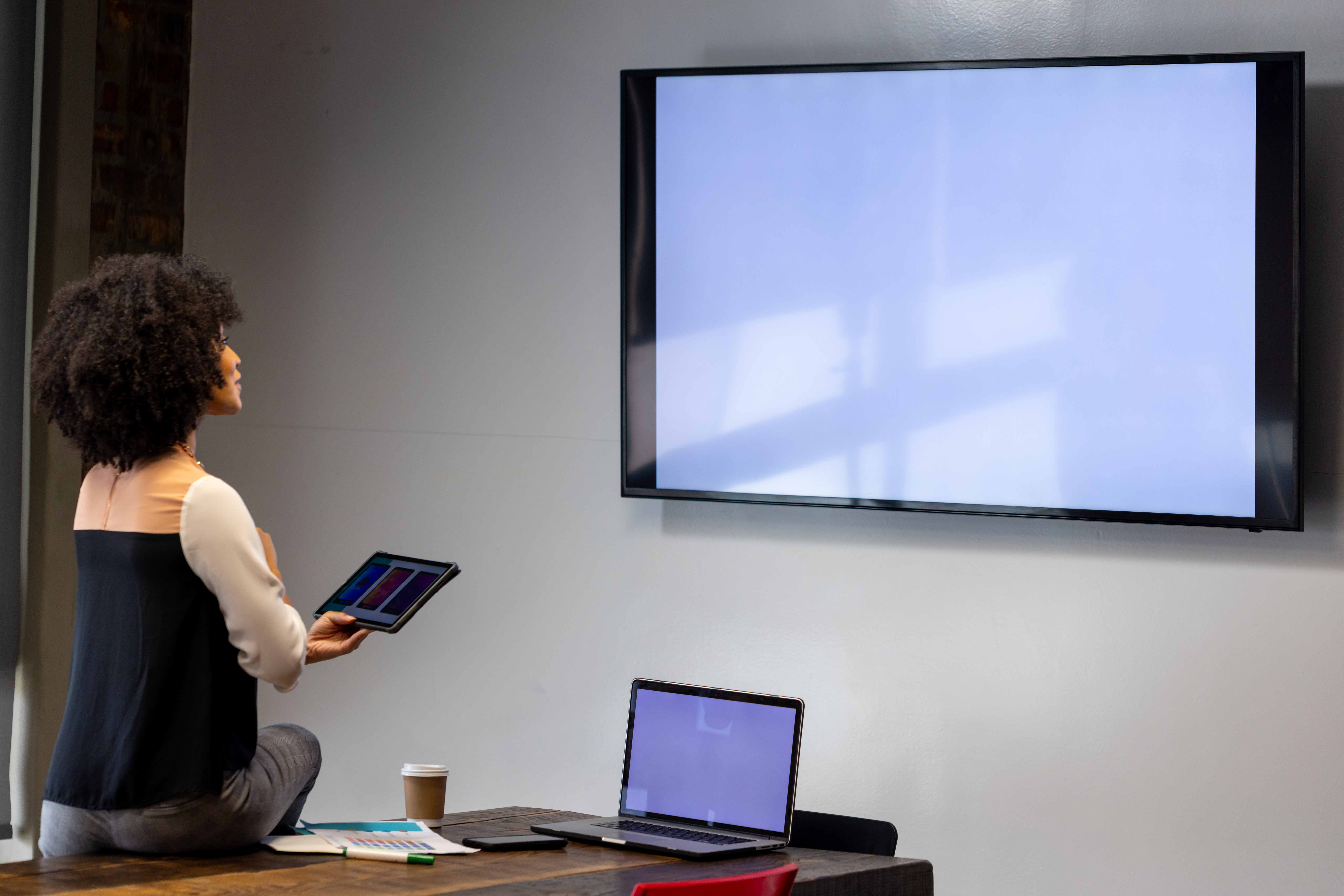 User troubleshooting a blank screen due to incompatible technology in a meeting room